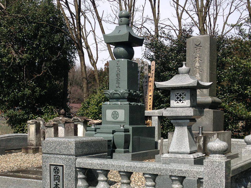 五輪塔（緑系）和型墓石